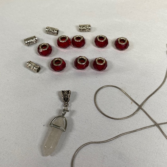 Red faceted glass bead and silvertone bead crystal necklace - Picture 8 of 8